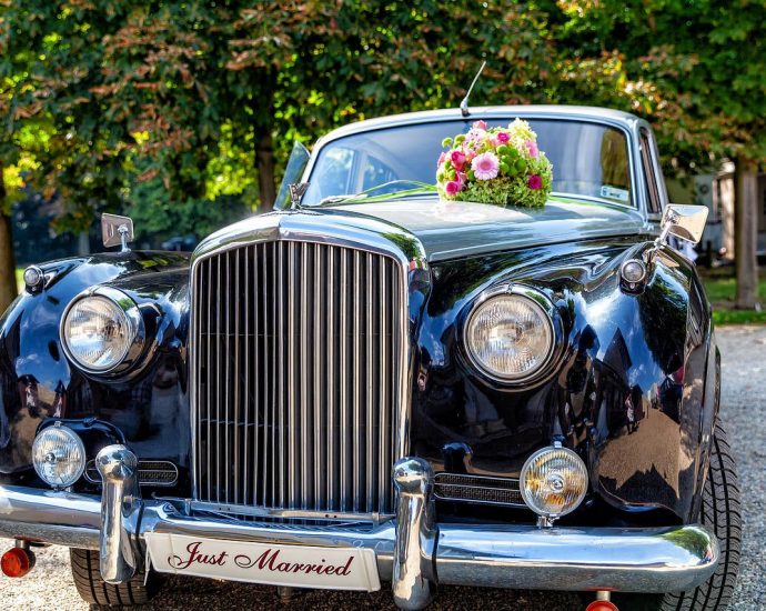 Wypożyczalnia samochodów ślubnych – dlaczego warto wynająć auto do ślubu?