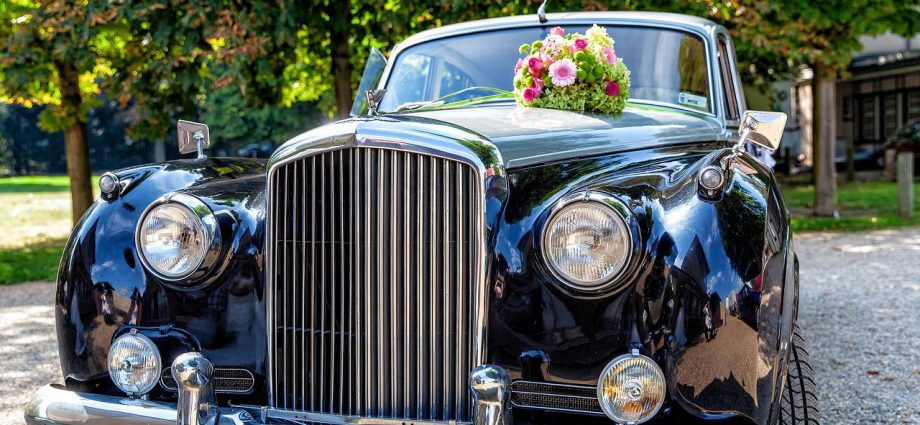 Wypożyczalnia samochodów ślubnych – dlaczego warto wynająć auto do ślubu?